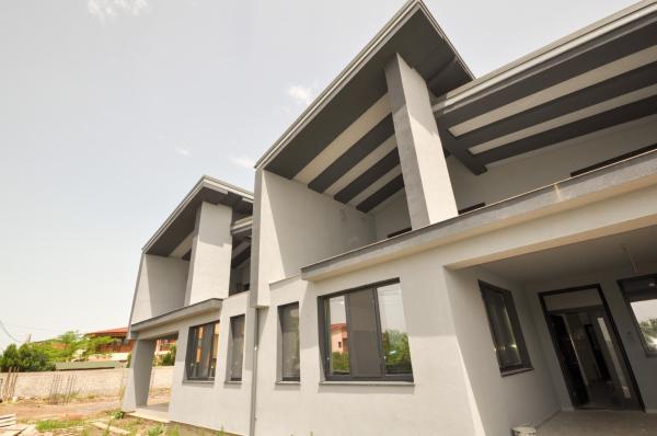 Vila spatioasa, 4 camere, P+1, curte proprie