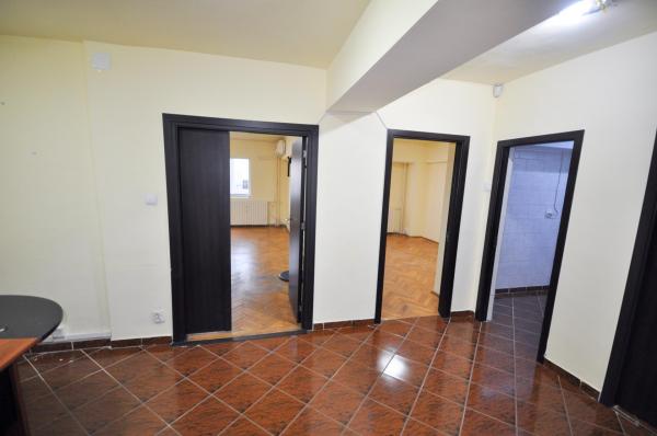 Decebal Piata Muncii Spatiu birouri 3 camere 100mp Decomandat
