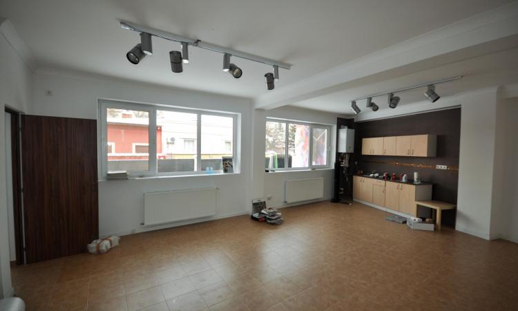 Rond Alba Iulia Vitan Mall Spatiu birouri Vila Noua 130mp Singur curte
