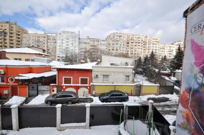 Rond Alba Iulia Vitan Mall Spatiu birouri Vila Noua 130mp Singur curte