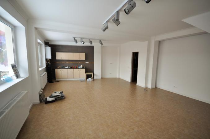 Rond Alba Iulia Vitan Mall Spatiu birouri Vila Noua 130mp Singur curte