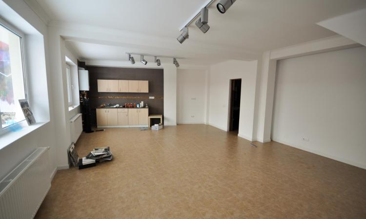 Rond Alba Iulia Vitan Mall Spatiu birouri Vila Noua 130mp Singur curte