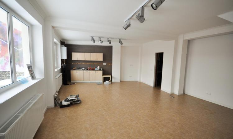 Rond Alba Iulia Vitan Mall Spatiu birouri Vila Noua 130mp Singur curte