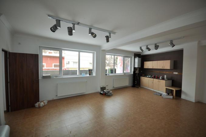 Rond Alba Iulia Vitan Mall Spatiu birouri Vila Noua 130mp Singur curte