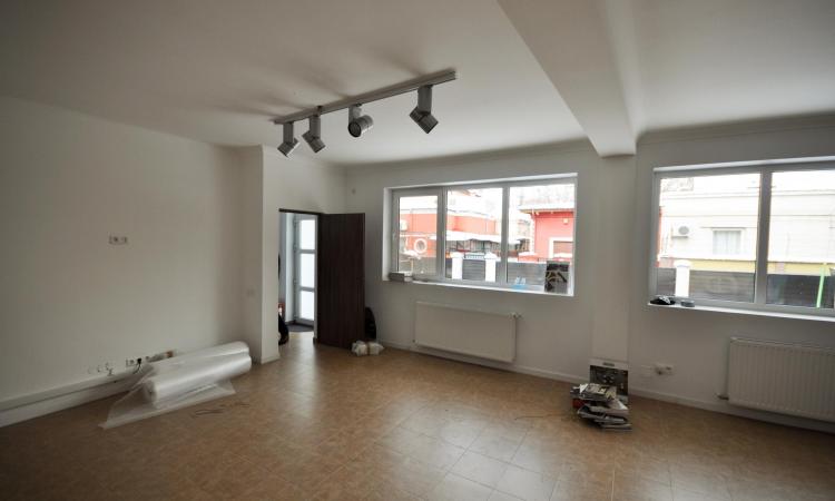 Rond Alba Iulia Vitan Mall Spatiu birouri Vila Noua 130mp Singur curte
