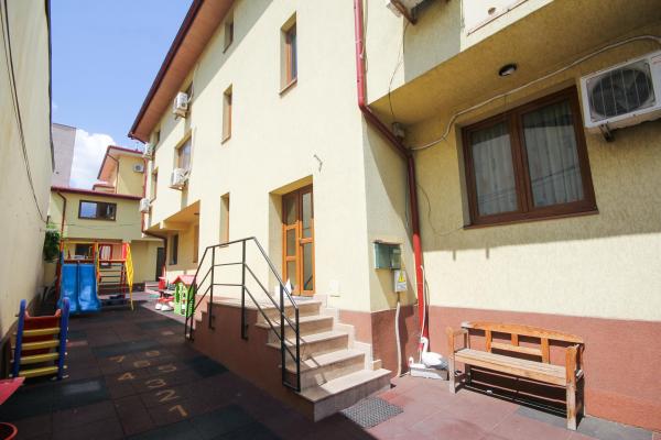 Vila 10 camere 380 mp utili - curte libera 126 mp - 2008 - Tineretului Adesgo