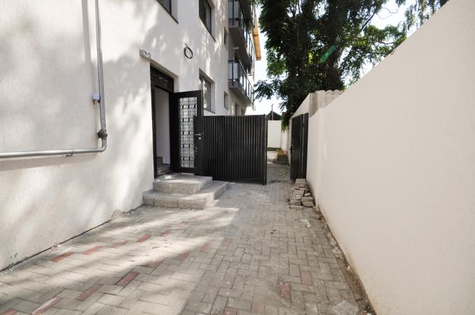 Calea Calarasilor Delea Muncii Apart 3 camere Curte 100mp Comision 0
