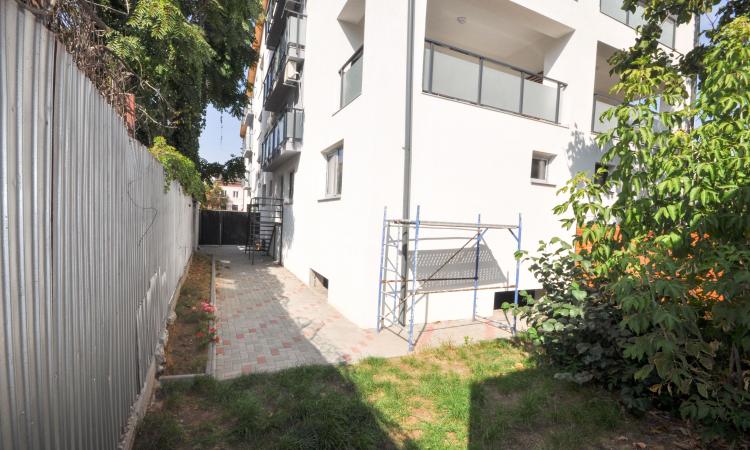 Calea Calarasilor Delea Muncii Apart 3 camere Curte 100mp Comision 0