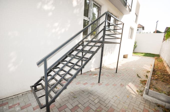 Calea Calarasilor Delea Muncii Apart 3 camere Curte 100mp Comision 0