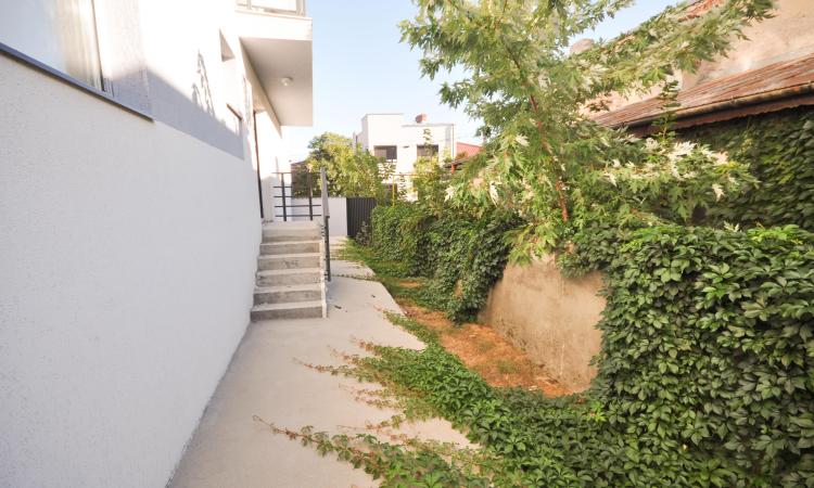Calea Calarasilor Delea Muncii Apart 3 cam Curte 44mp comision 0