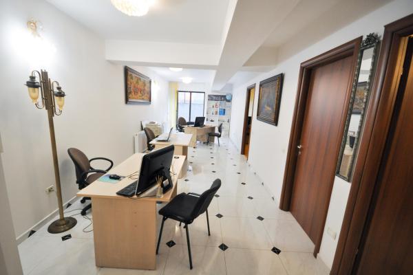 Piata Unirii Nat Unite Spatiu birouri 3 cam Parcare Terasa Proprie