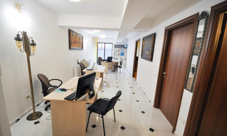 Piata Unirii Nat Unite Spatiu birouri 3 cam Parcare Terasa Proprie