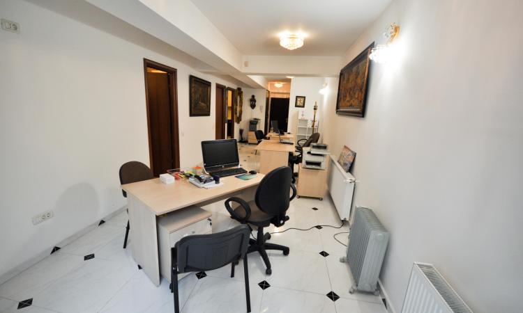 Piata Unirii Nat Unite Spatiu birouri 3 cam Parcare Terasa Proprie