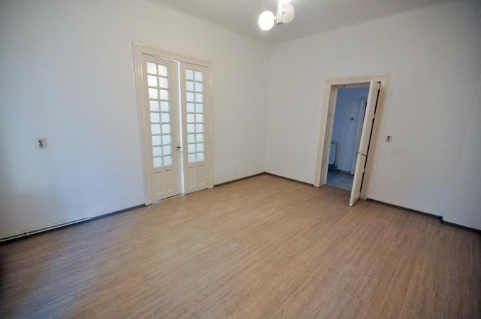 Calea Calarasi Hala Traian Spatiu birouri 4 camere Parter vila