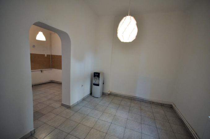 Calea Calarasi Hala Traian Spatiu birouri 4 camere Parter vila