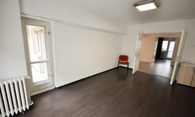 Piata Unirii Metrou Spatiu birouri decomandat 4 camere 93mp