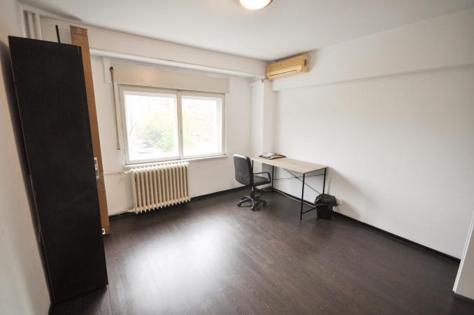Piata Unirii Metrou Spatiu birouri decomandat 4 camere 93mp