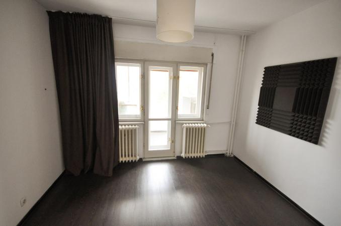 Piata Unirii Metrou Spatiu birouri decomandat 4 camere 93mp
