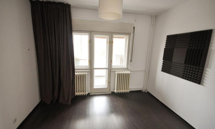 Piata Unirii Metrou Spatiu birouri decomandat 4 camere 93mp