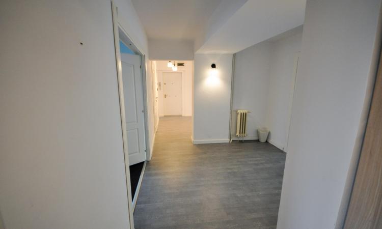 Piata Unirii Metrou Spatiu birouri decomandat 4 camere 93mp