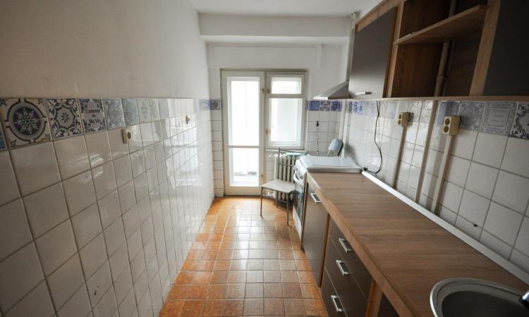 Piata Unirii Metrou Spatiu birouri decomandat 4 camere 93mp