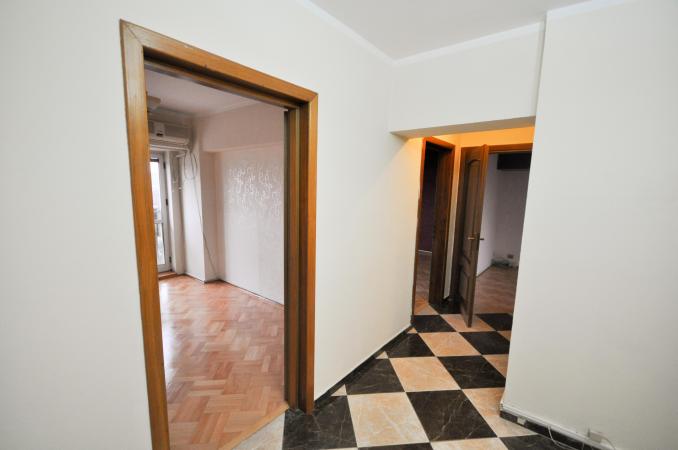 Piata Unirii metrou Spatiu birouri Decomandat 4 camere 100mp