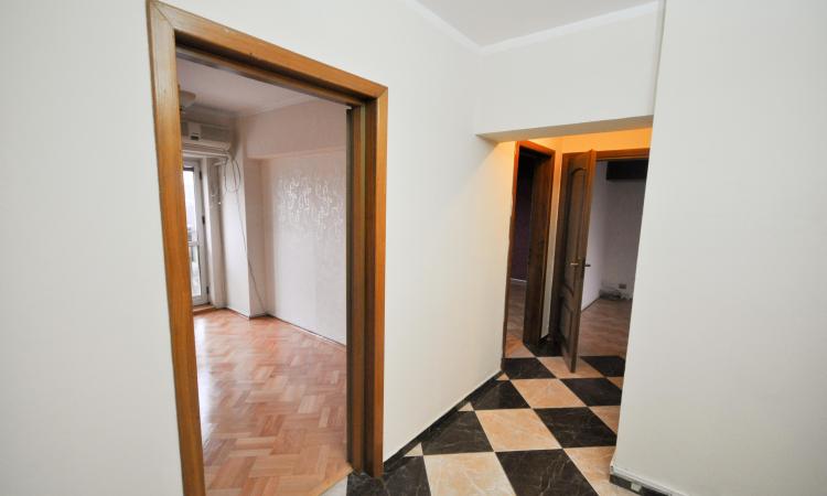 Piata Unirii metrou Spatiu birouri Decomandat 4 camere 100mp