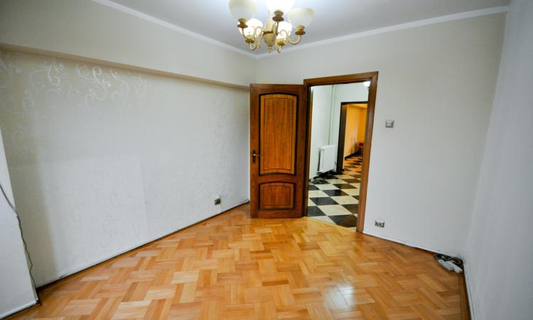 Piata Unirii metrou Spatiu birouri Decomandat 4 camere 100mp