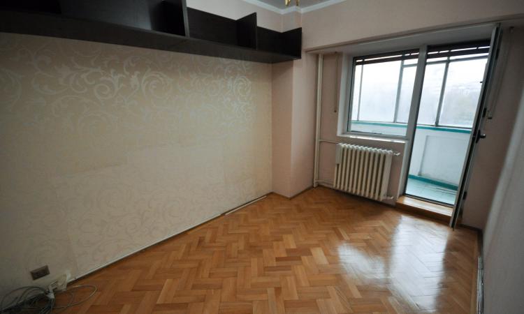 Piata Unirii metrou Spatiu birouri Decomandat 4 camere 100mp