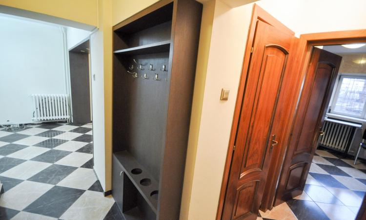 Piata Unirii metrou Spatiu birouri Decomandat 4 camere 100mp