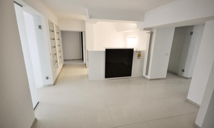 Decebal Muncii Calarasilor Spatiu birouri 3 camere 118mp