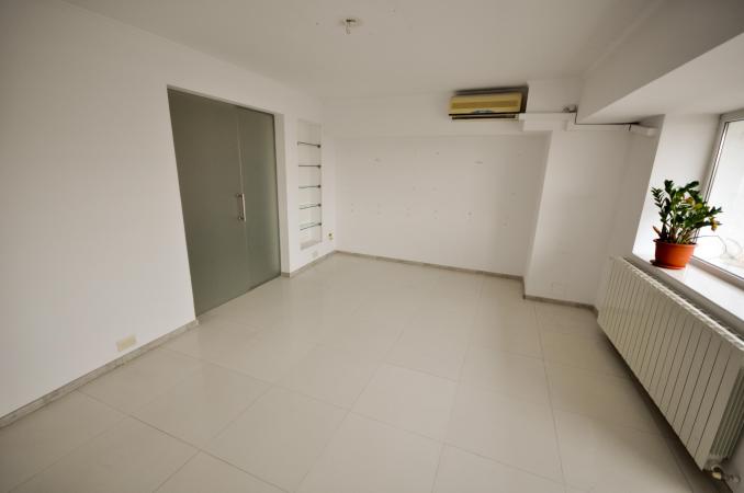 Decebal Muncii Calarasilor Spatiu birouri 3 camere 118mp