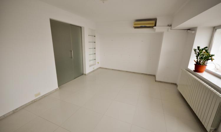 Decebal Muncii Calarasilor Spatiu birouri 3 camere 118mp
