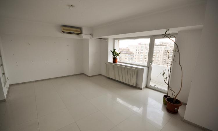 Decebal Muncii Calarasilor Spatiu birouri 3 camere 118mp