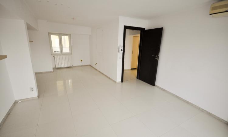Decebal Muncii Calarasilor Spatiu birouri 3 camere 118mp