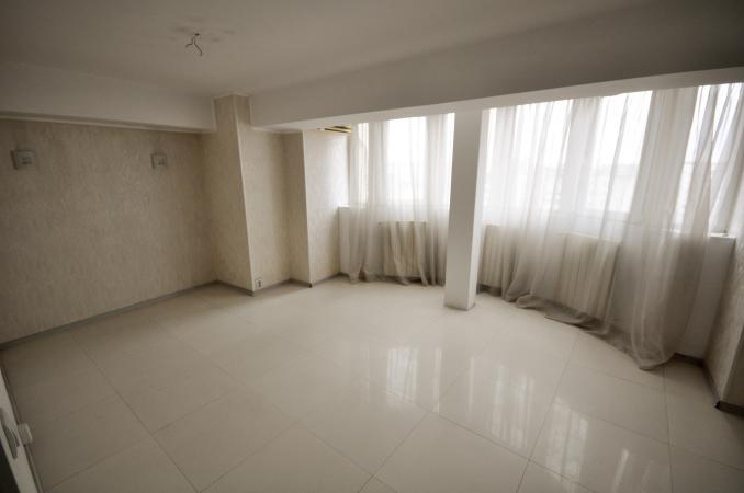 Decebal Muncii Calarasilor Spatiu birouri 3 camere 118mp