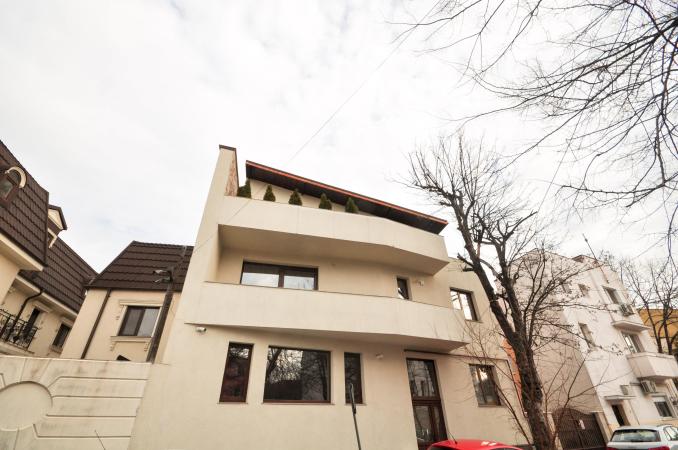 Unirii Cantemir Tineretului O camera la Demisol 20mp