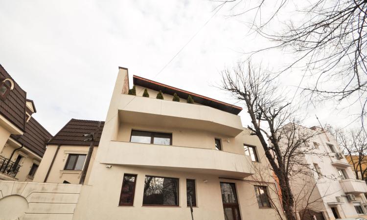 Unirii Cantemir Tineretului O camera la Demisol 20mp