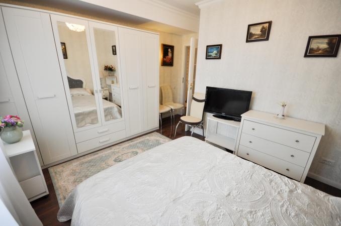 Calea Calarasilor Apart 3 camere Lux Bloc Nou 3 etaje 2 locuri Parcare
