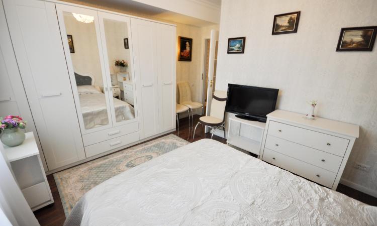 Calea Calarasilor Apart 3 camere Lux Bloc Nou 3 etaje 2 locuri Parcare