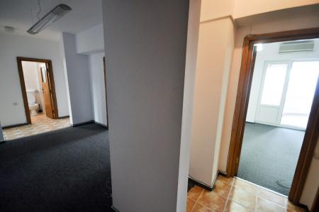 Vitan Mall Spatiu birouri 4 camere Decomandat 110mp
