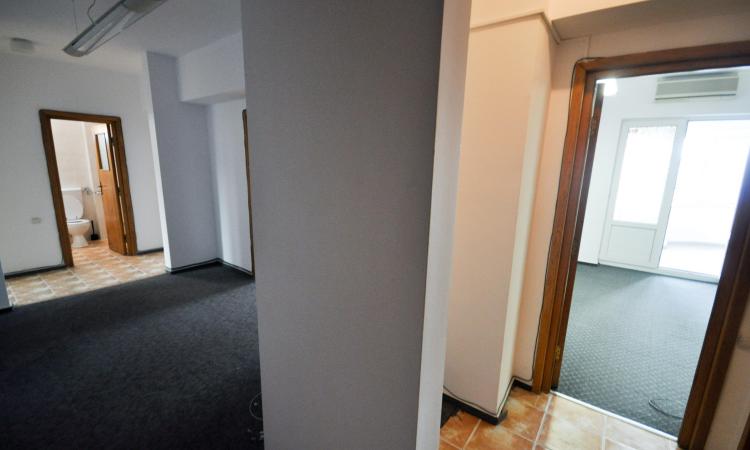 Vitan Mall Spatiu birouri 4 camere Decomandat 110mp