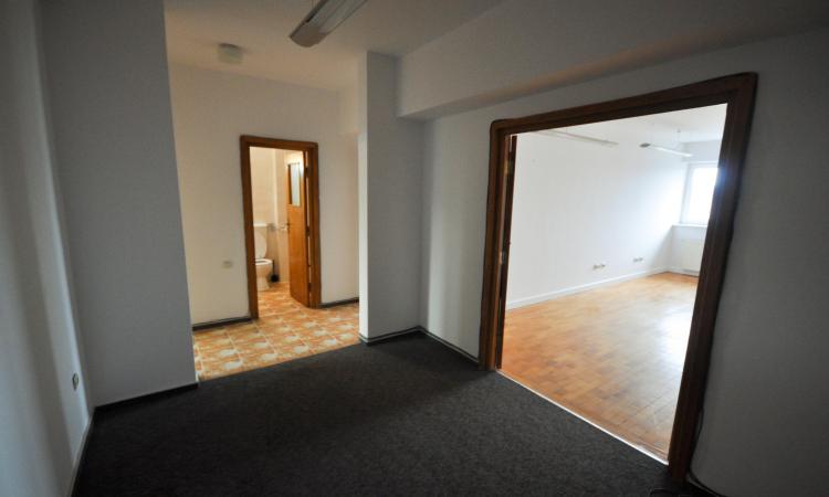Vitan Mall Spatiu birouri 4 camere Decomandat 110mp
