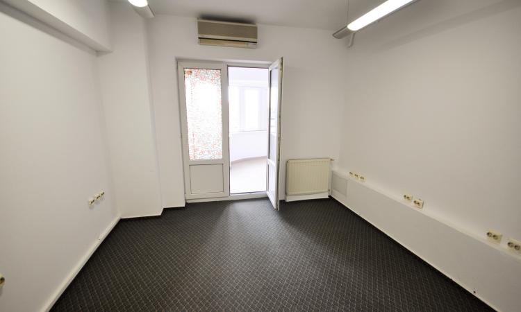 Vitan Mall Spatiu birouri 4 camere Decomandat 110mp