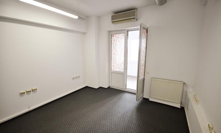 Vitan Mall Spatiu birouri 4 camere Decomandat 110mp