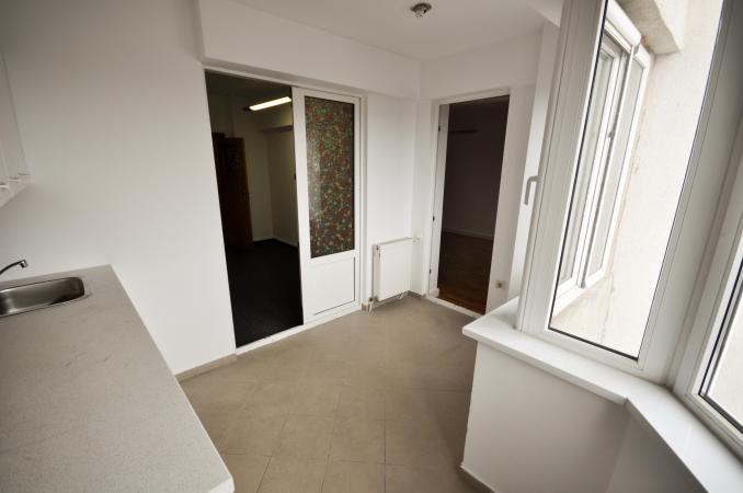 Vitan Mall Spatiu birouri 4 camere Decomandat 110mp