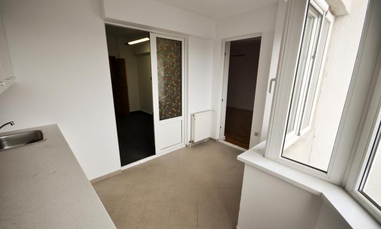 Vitan Mall Spatiu birouri 4 camere Decomandat 110mp