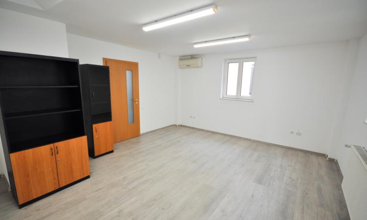 Unirii Piata Alba Iulia Spatiu birouri 8 camere Vila D+P+E 200mp
