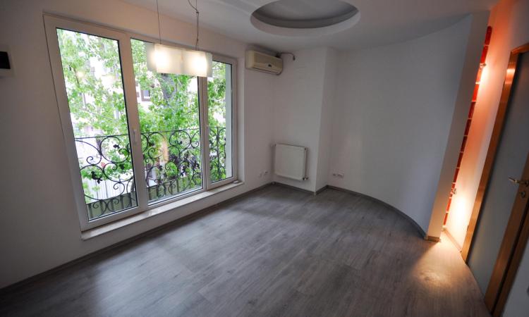 Unirii Piata Alba Iulia Spatiu birouri 8 camere Vila D+P+E 200mp