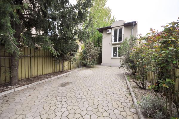Unirii Piata Alba Iulia Spatiu birouri 8 camere Vila D+P+E 200mp